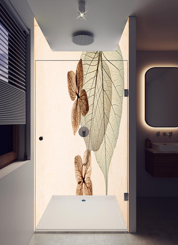 Duschrückwand - Transparentes Blatt mit sichtbaren Adern in hellem Badezimmer mit Regenduschkopf  - zweiteilige Eck-Duschrückwand