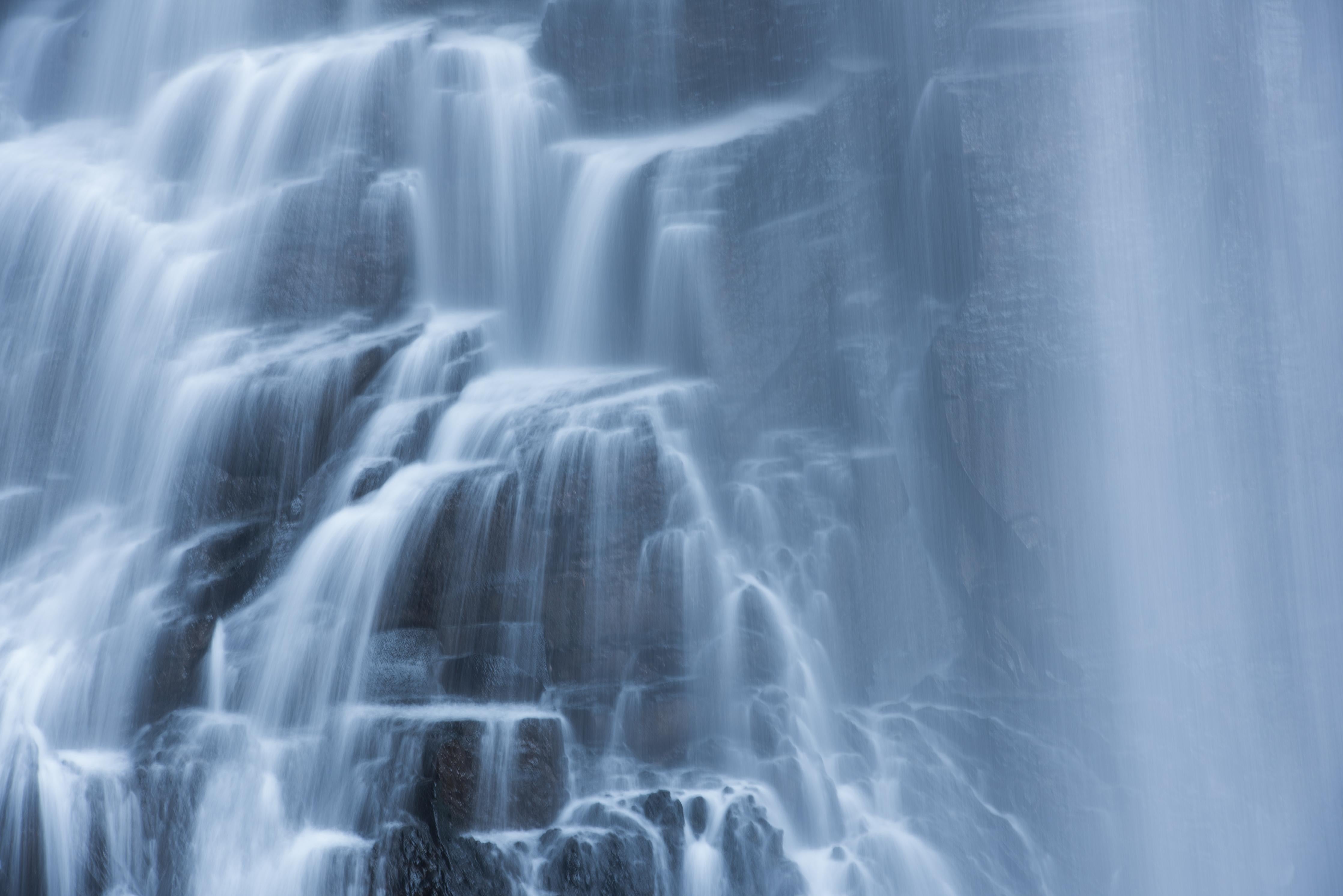 Duschrückwand-Traumartiger Wasserfall an Felsenwand