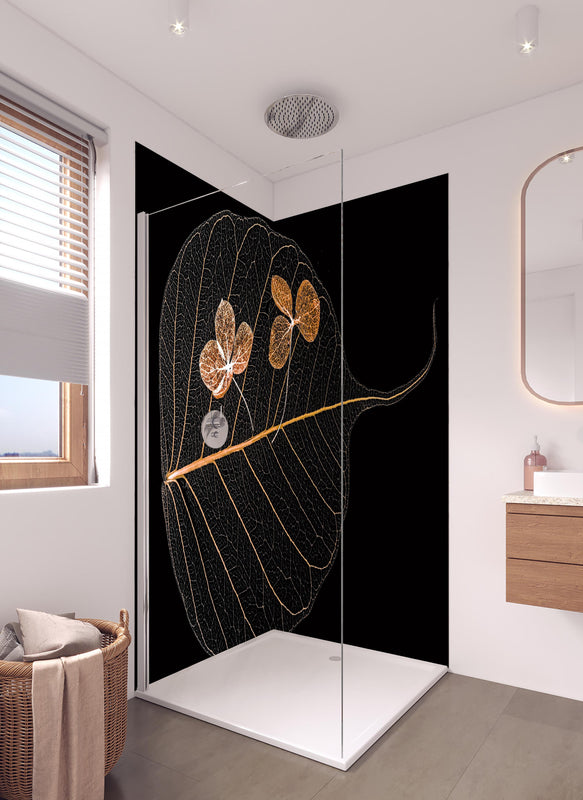 Duschrückwand - Trockene Blume im Detail in hellem Badezimmer mit Regenduschkopf  - zweiteilige Eck-Duschrückwand