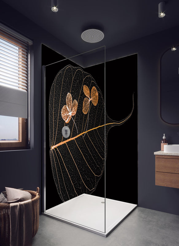 Duschrückwand - Trockene Blume im Detail in hellem Badezimmer mit Regenduschkopf  - zweiteilige Eck-Duschrückwand