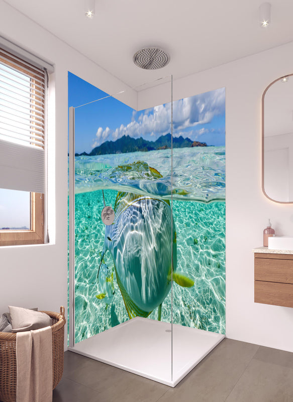 Duschrückwand - Tropischer Fisch - Unterwasserwelt in hellem Badezimmer mit Regenduschkopf  - zweiteilige Eck-Duschrückwand