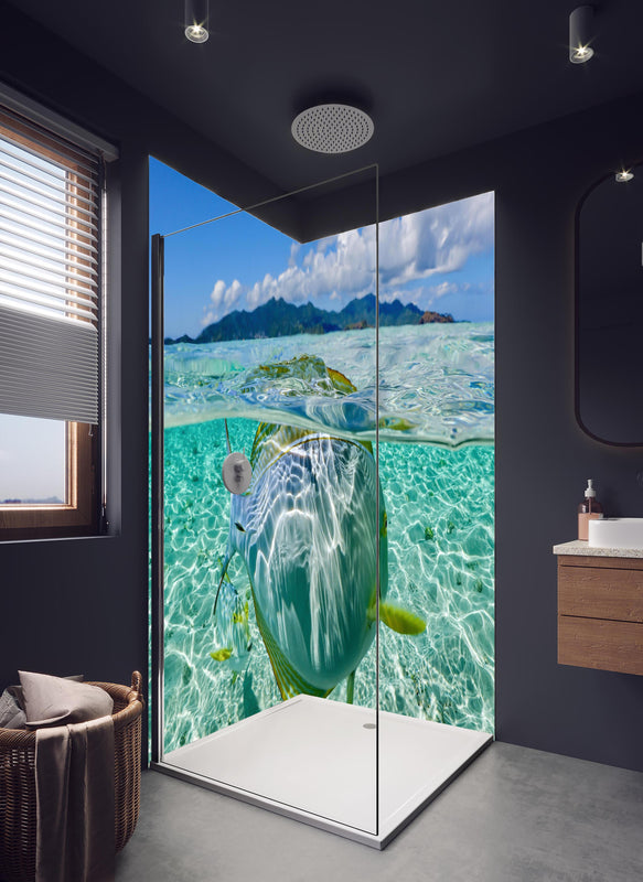 Duschrückwand - Tropischer Fisch - Unterwasserwelt in hellem Badezimmer mit Regenduschkopf  - zweiteilige Eck-Duschrückwand