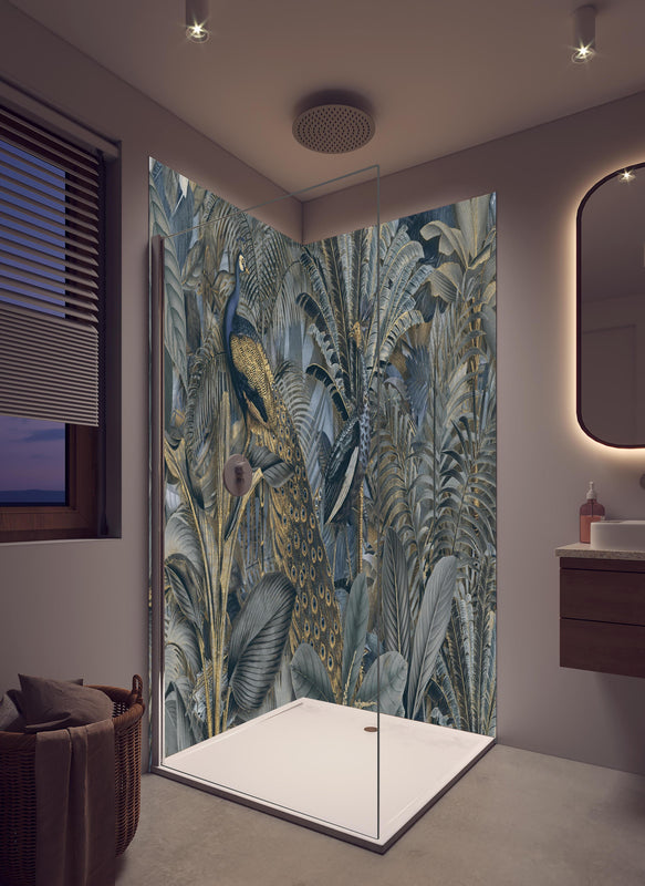 Duschrückwand - Tropischer Garten - Pfau in hellem Badezimmer mit Regenduschkopf  - zweiteilige Eck-Duschrückwand