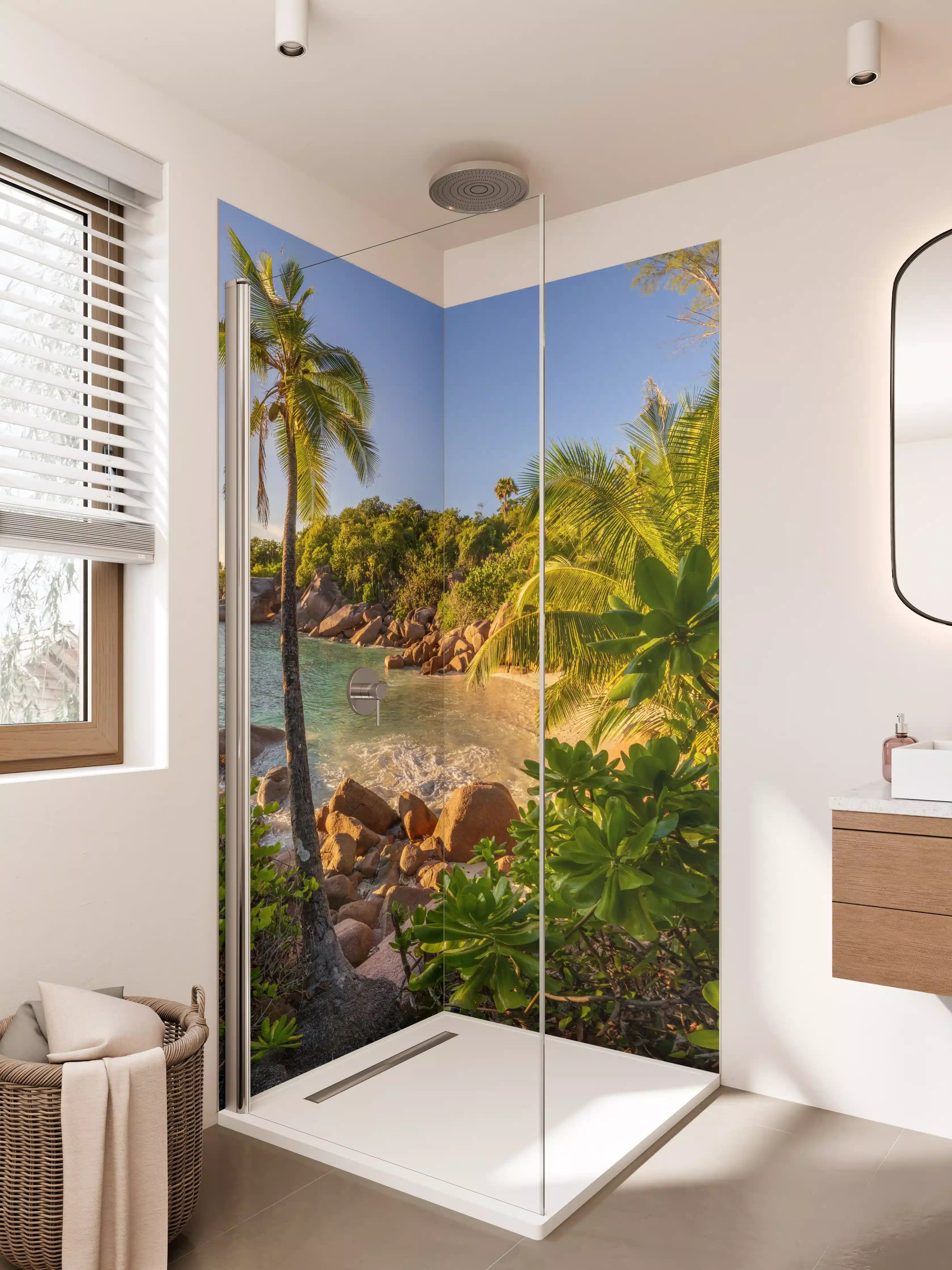 Duschrückwand - Tropischer Strand mit Palmen und Bäumen