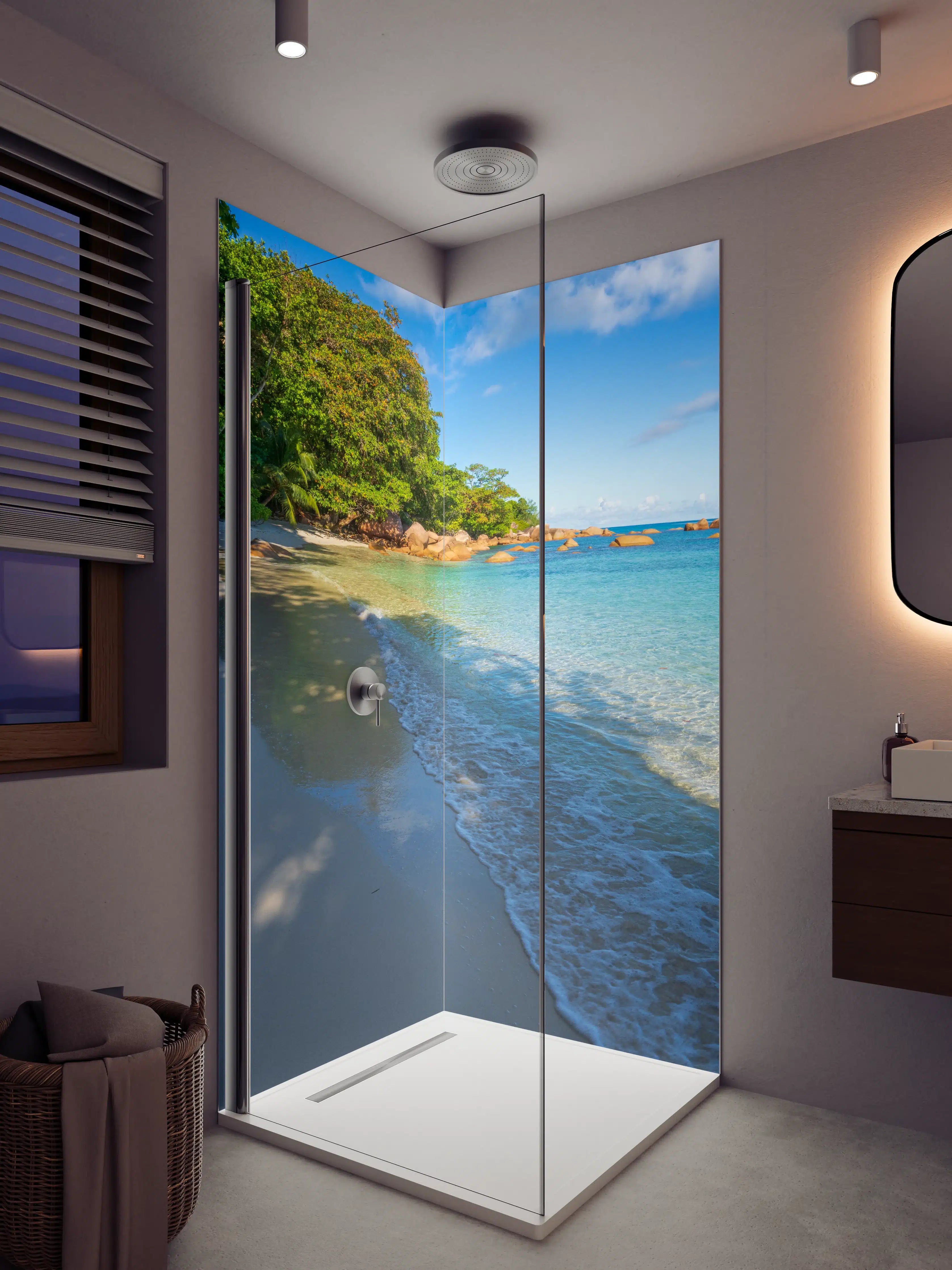 Duschrückwand - Tropischer Strand mit klarem Wasser und grüner Vegetation