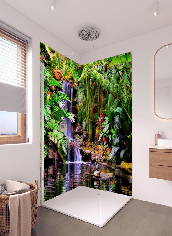 Duschrückwand - Tropischer Wasserfall in hellem Badezimmer mit Regenduschkopf  - zweiteilige Eck-Duschrückwand