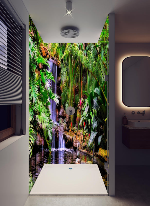 Duschrückwand - Tropischer Wasserfall in hellem Badezimmer mit Regenduschkopf  - zweiteilige Eck-Duschrückwand