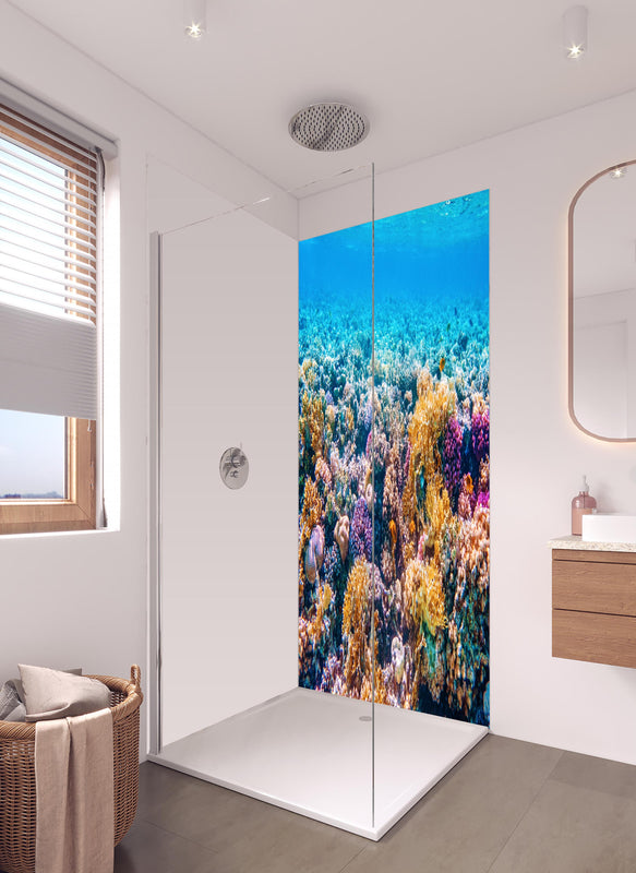 Duschrückwand - Tropisches Korallenriff in hellem Badezimmer mit Regenduschkopf  - zweiteilige Eck-Duschrückwand