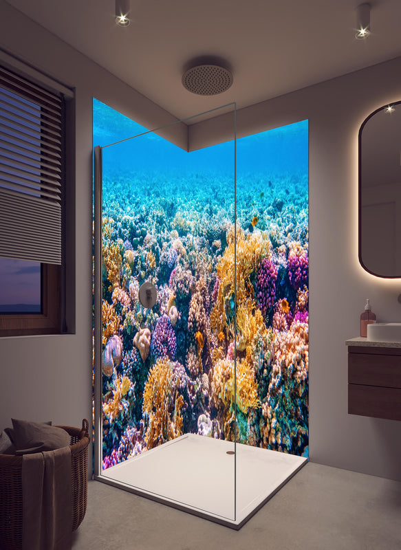 Duschrückwand - Tropisches Korallenriff in hellem Badezimmer mit Regenduschkopf  - zweiteilige Eck-Duschrückwand