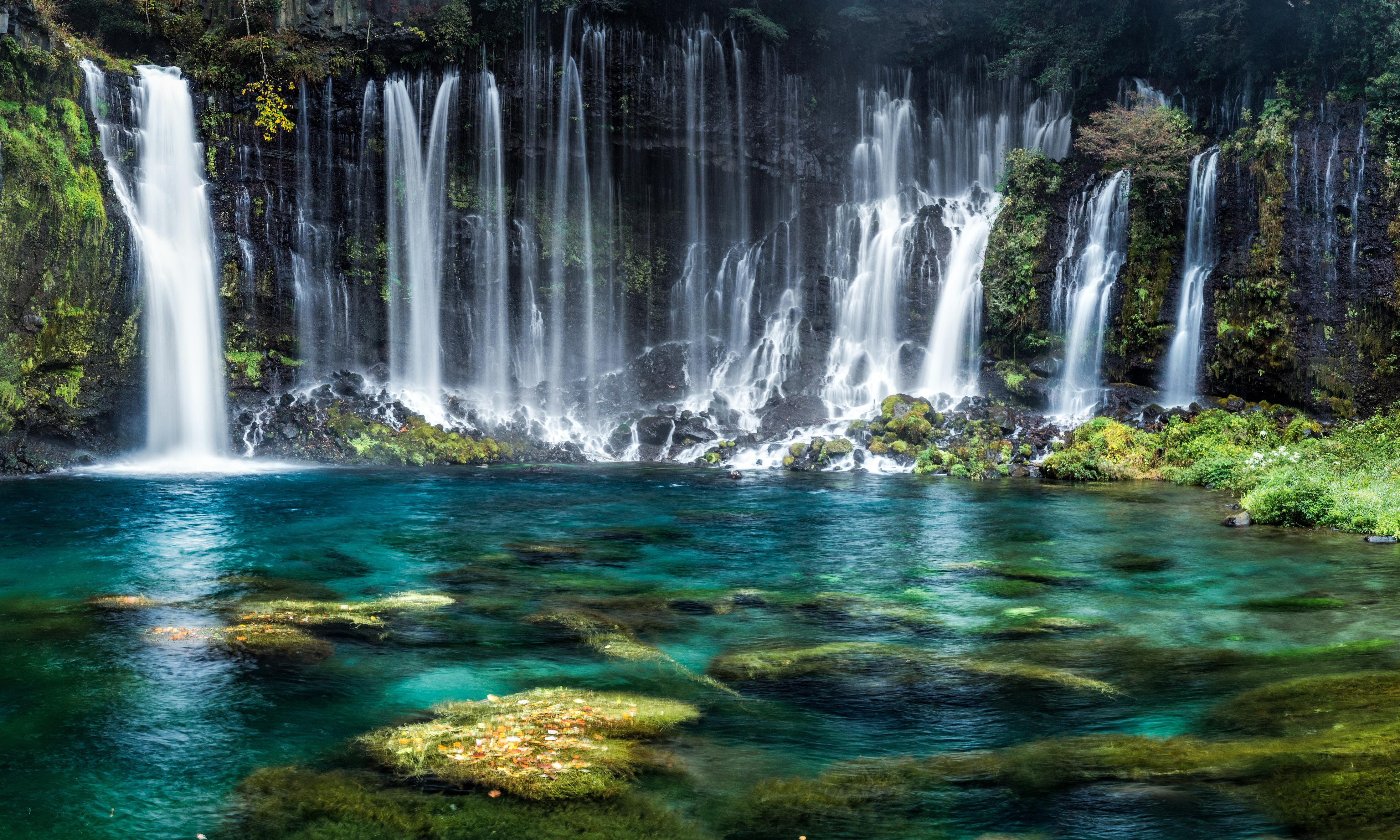 Duschrückwand-Türkisblaue Wasserfälle in Japan