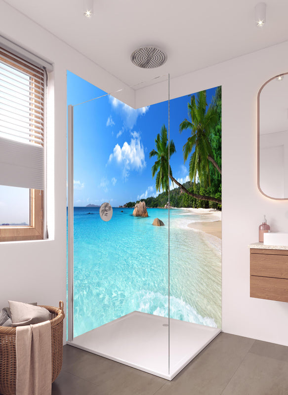 Duschrückwand - Türkises Meer und blauer Himmel Seychellen in hellem Badezimmer mit Regenduschkopf  - zweiteilige Eck-Duschrückwand