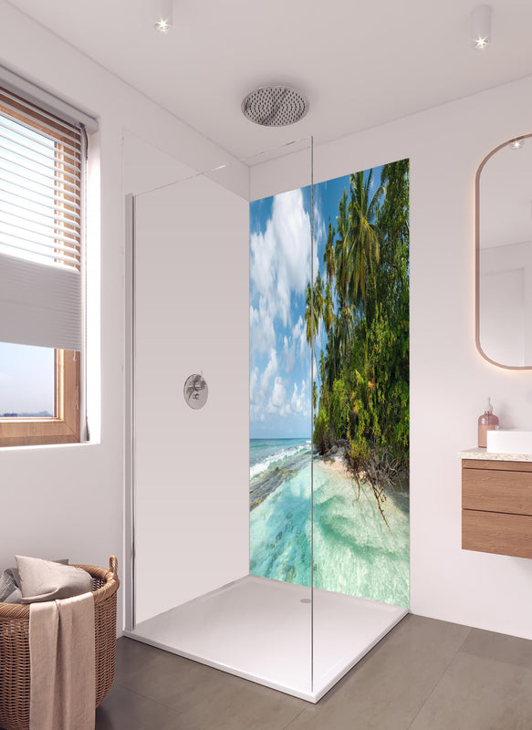 Duschrückwand - Turquoise Bay in hellem Badezimmer mit Regenduschkopf  - zweiteilige Eck-Duschrückwand