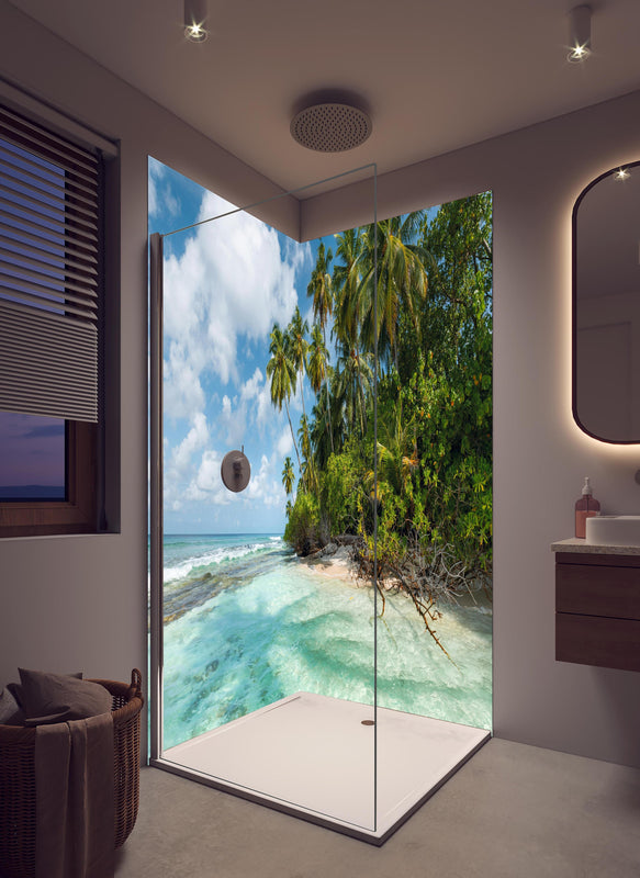 Duschrückwand - Turquoise Bay in hellem Badezimmer mit Regenduschkopf  - zweiteilige Eck-Duschrückwand