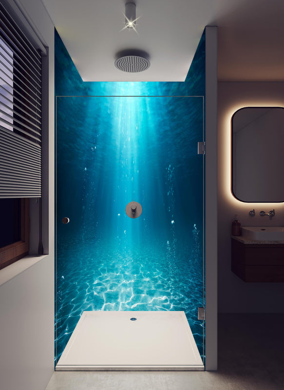 Duschrückwand - Unterwasser Blick - Ozean in hellem Badezimmer mit Regenduschkopf  - zweiteilige Eck-Duschrückwand