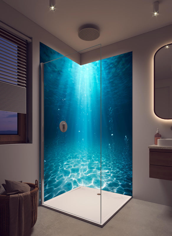 Duschrückwand - Unterwasser Blick - Ozean in hellem Badezimmer mit Regenduschkopf  - zweiteilige Eck-Duschrückwand