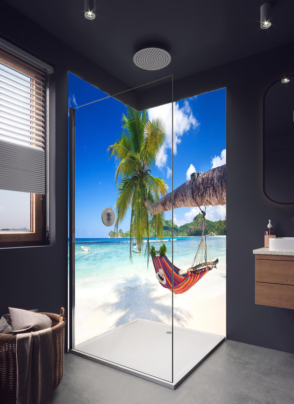 Duschrückwand - Urlaub am Strand in Seychellen in hellem Badezimmer mit Regenduschkopf  - zweiteilige Eck-Duschrückwand