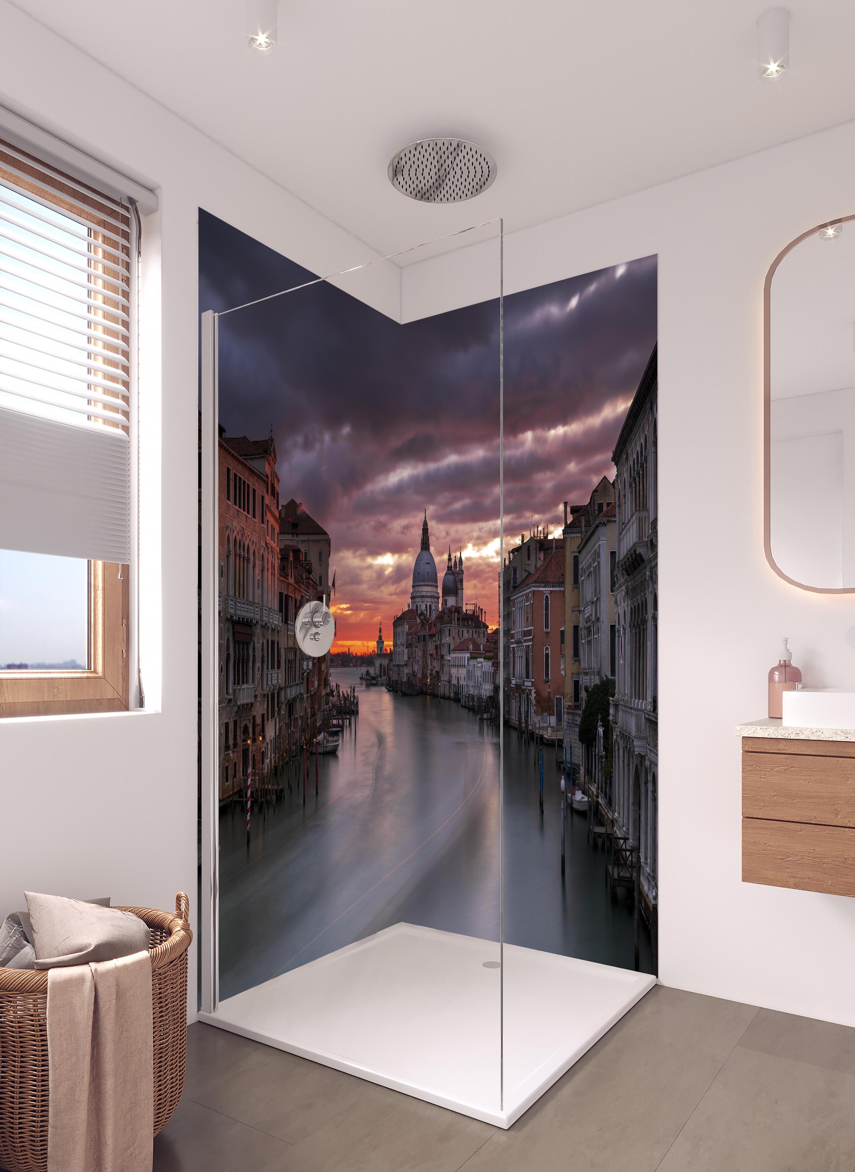 Duschrückwand - Venedig - Sonnenaufgang in hellem Badezimmer mit Regenduschkopf  - zweiteilige Eck-Duschrückwand