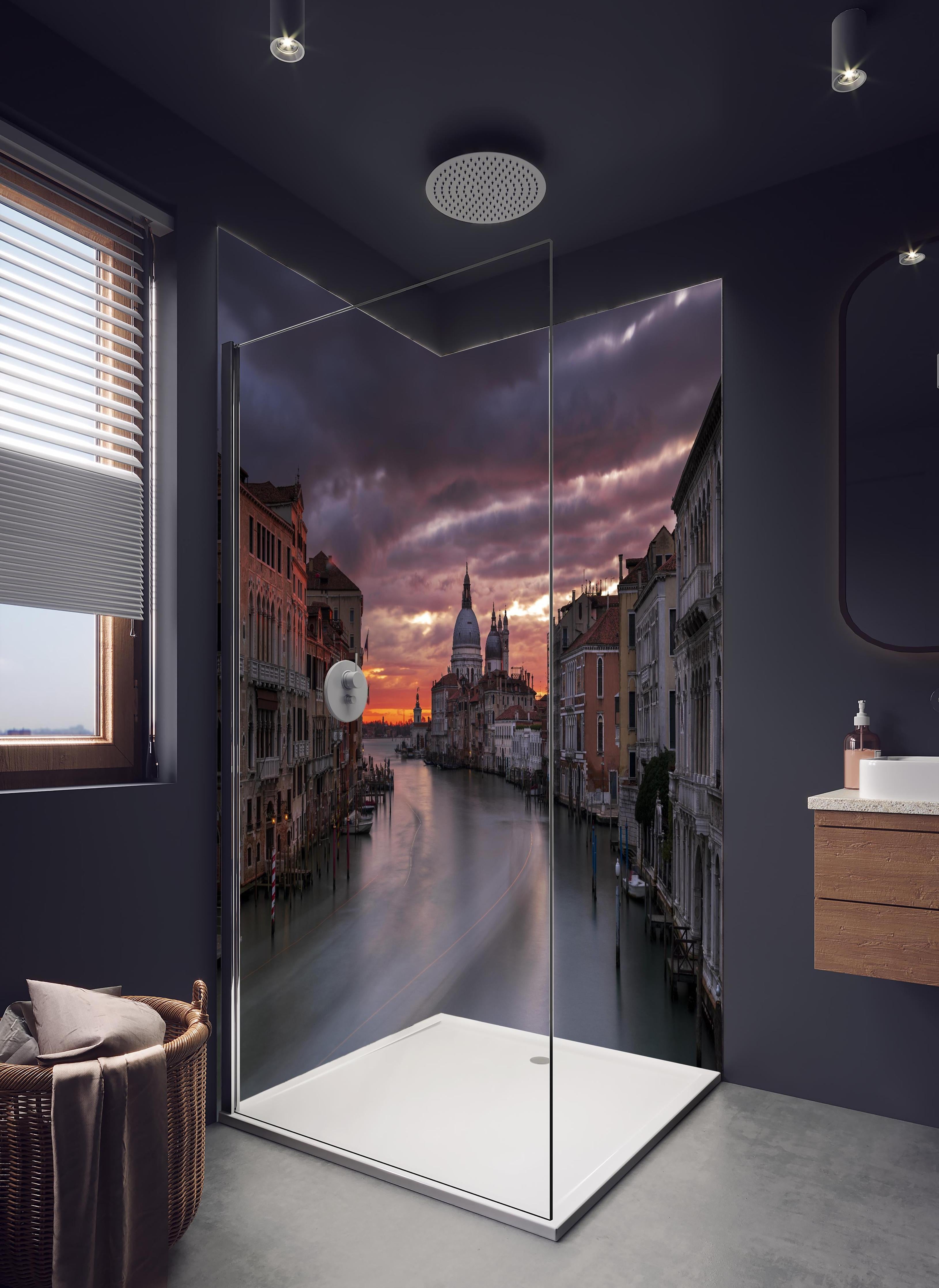 Duschrückwand - Venedig - Sonnenaufgang in hellem Badezimmer mit Regenduschkopf  - zweiteilige Eck-Duschrückwand