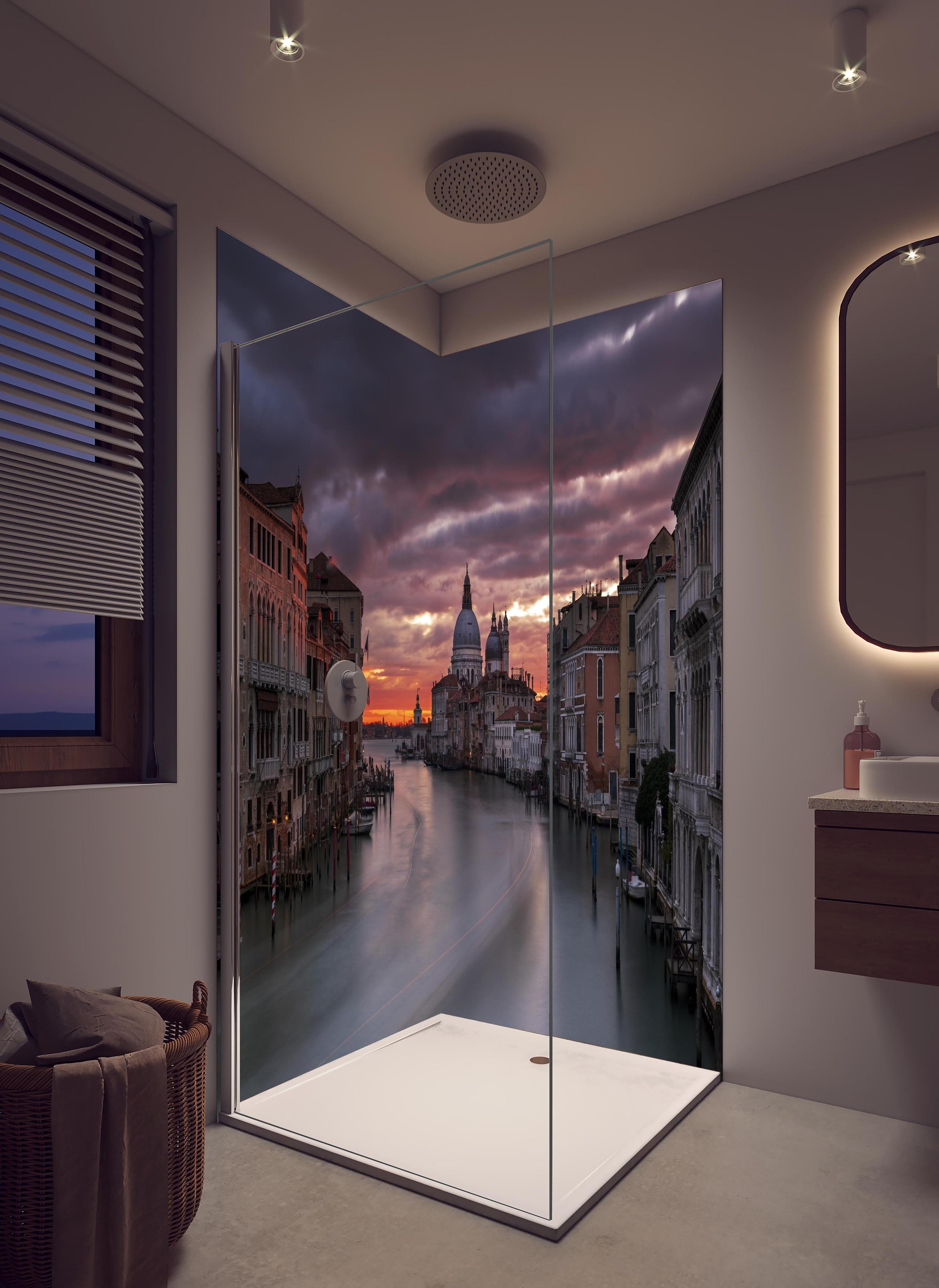 Duschrückwand - Venedig - Sonnenaufgang in hellem Badezimmer mit Regenduschkopf  - zweiteilige Eck-Duschrückwand