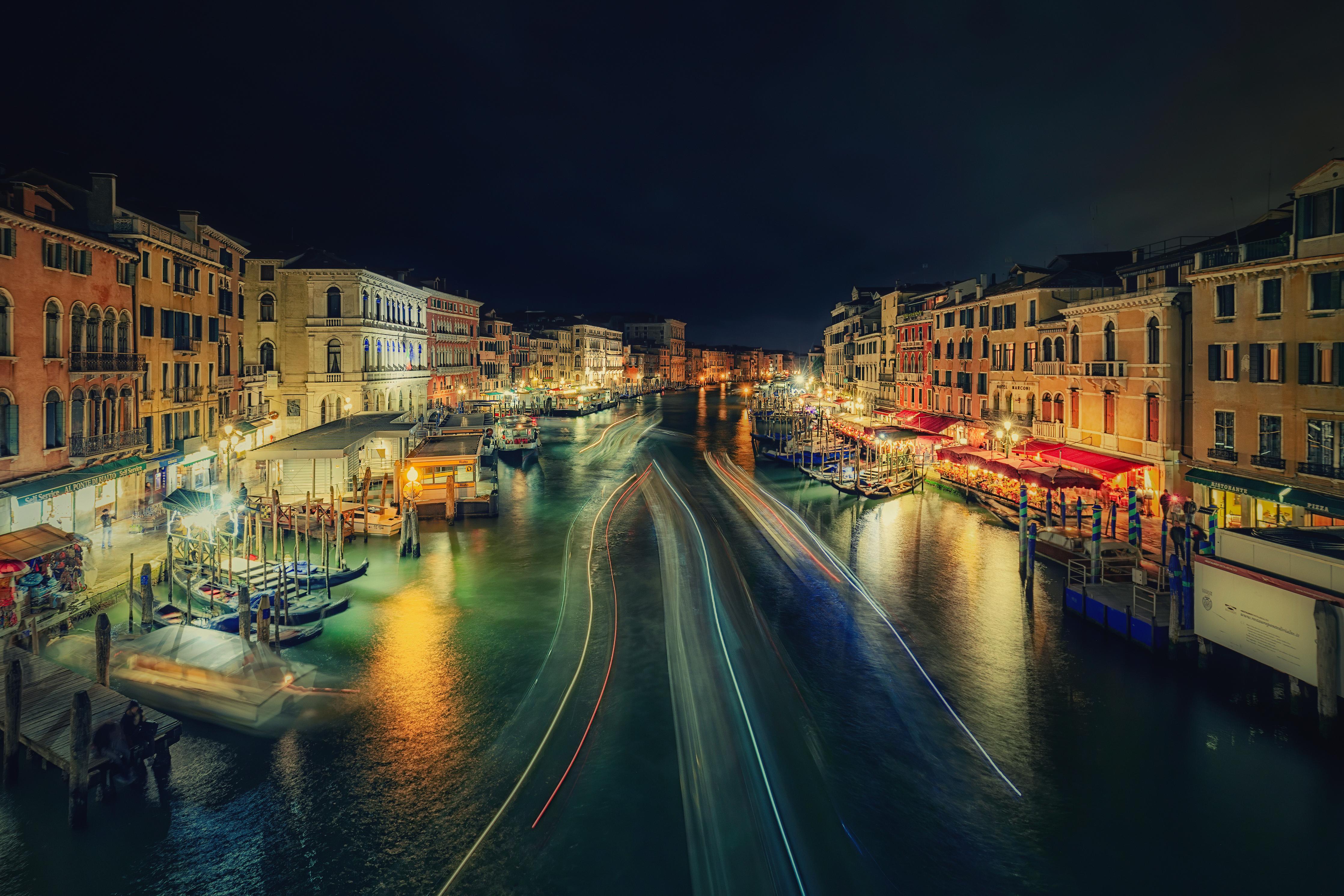 Duschrückwand-Venezianische Gondeln bei Nacht