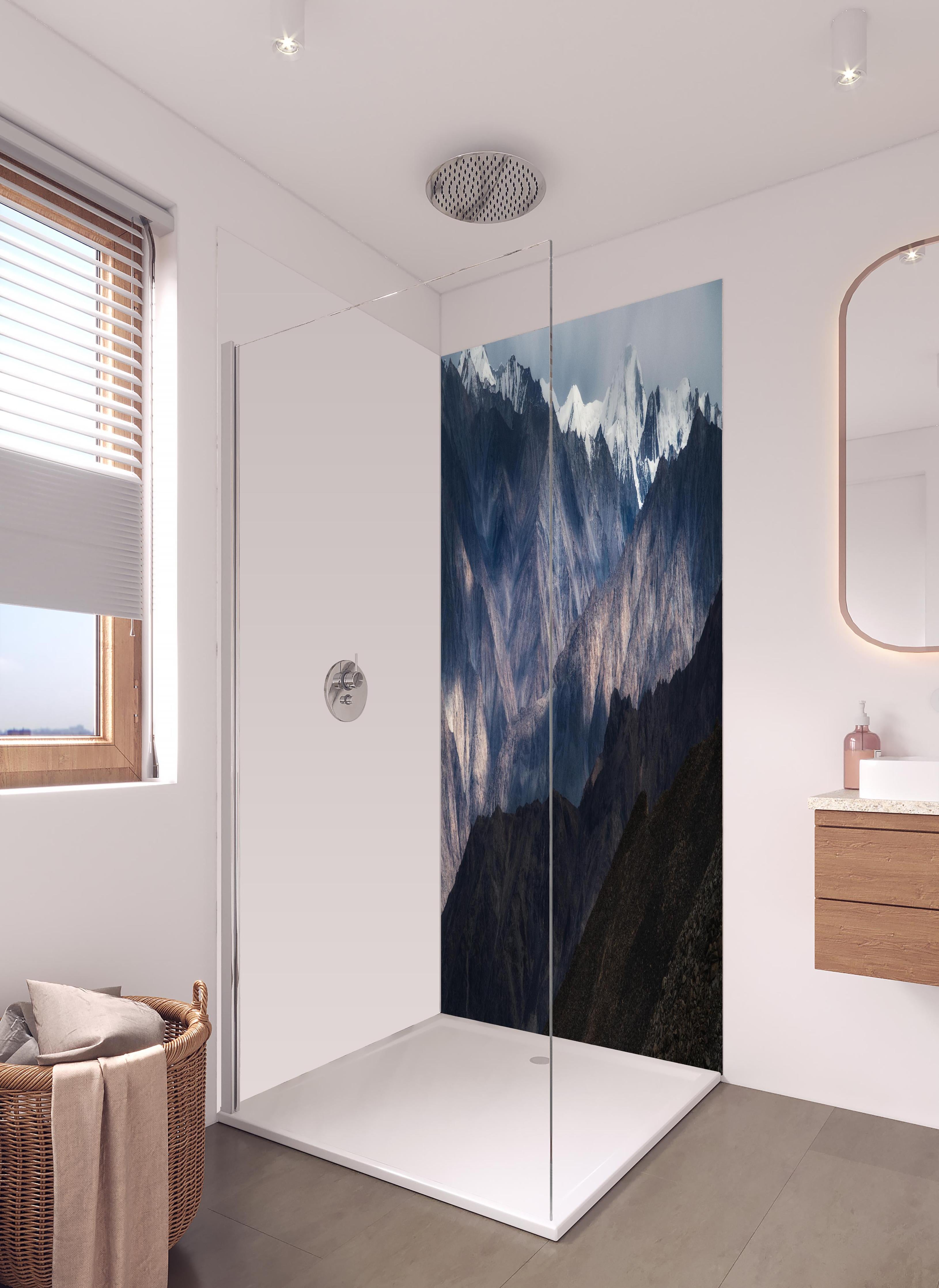 Duschrückwand - Verschneite Berge mit grauer Gesteinsstruktur in hellem Badezimmer mit Regenduschkopf  - zweiteilige Eck-Duschrückwand