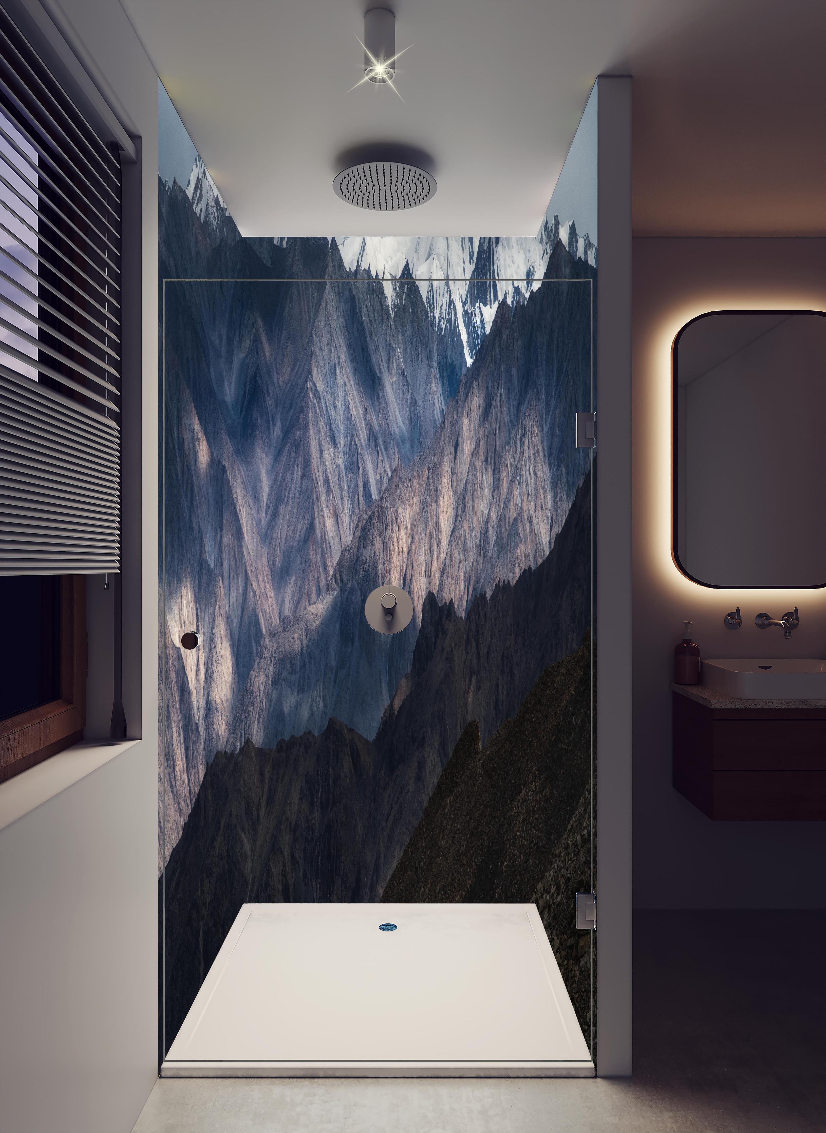 Duschrückwand - Verschneite Berge mit grauer Gesteinsstruktur in hellem Badezimmer mit Regenduschkopf  - zweiteilige Eck-Duschrückwand