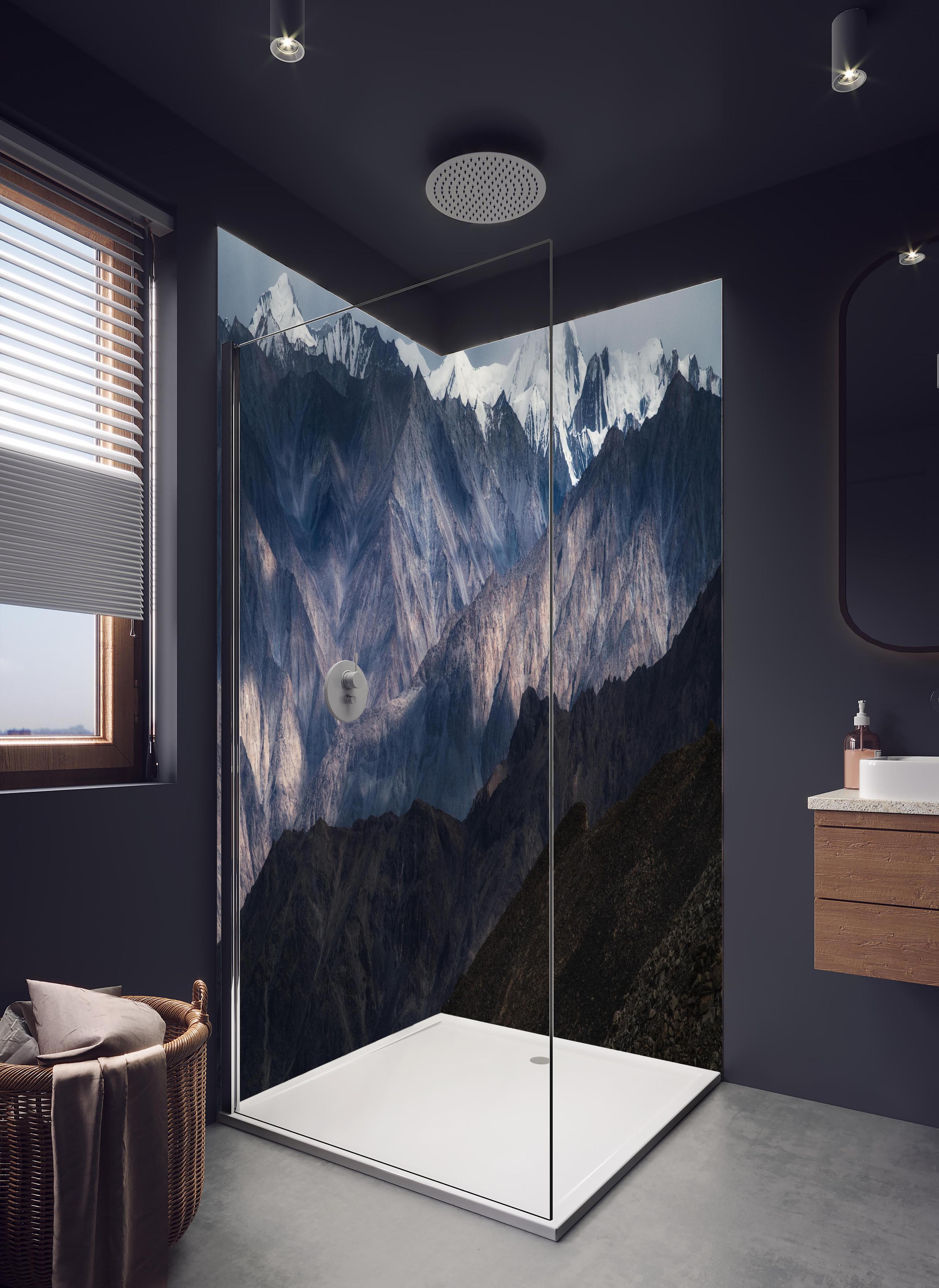 Duschrückwand - Verschneite Berge mit grauer Gesteinsstruktur in hellem Badezimmer mit Regenduschkopf  - zweiteilige Eck-Duschrückwand