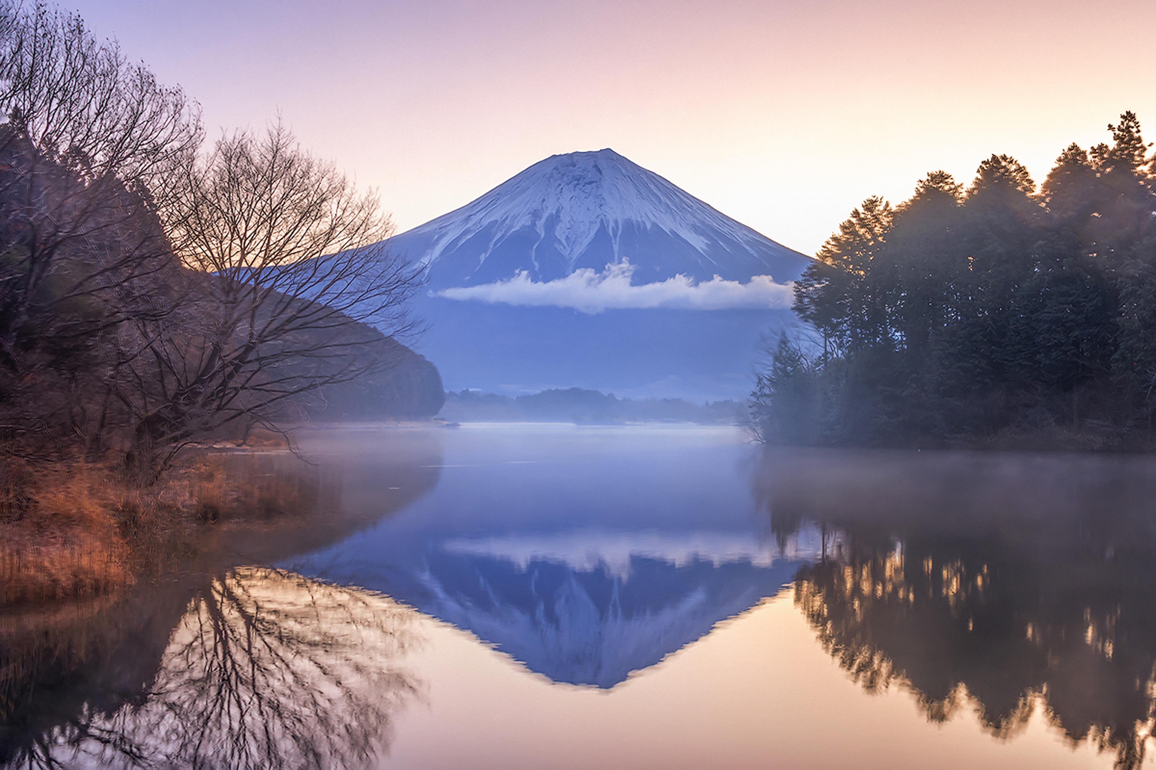 Duschrückwand-Verschneiter Mt. Fuji mit Spiegelung im See