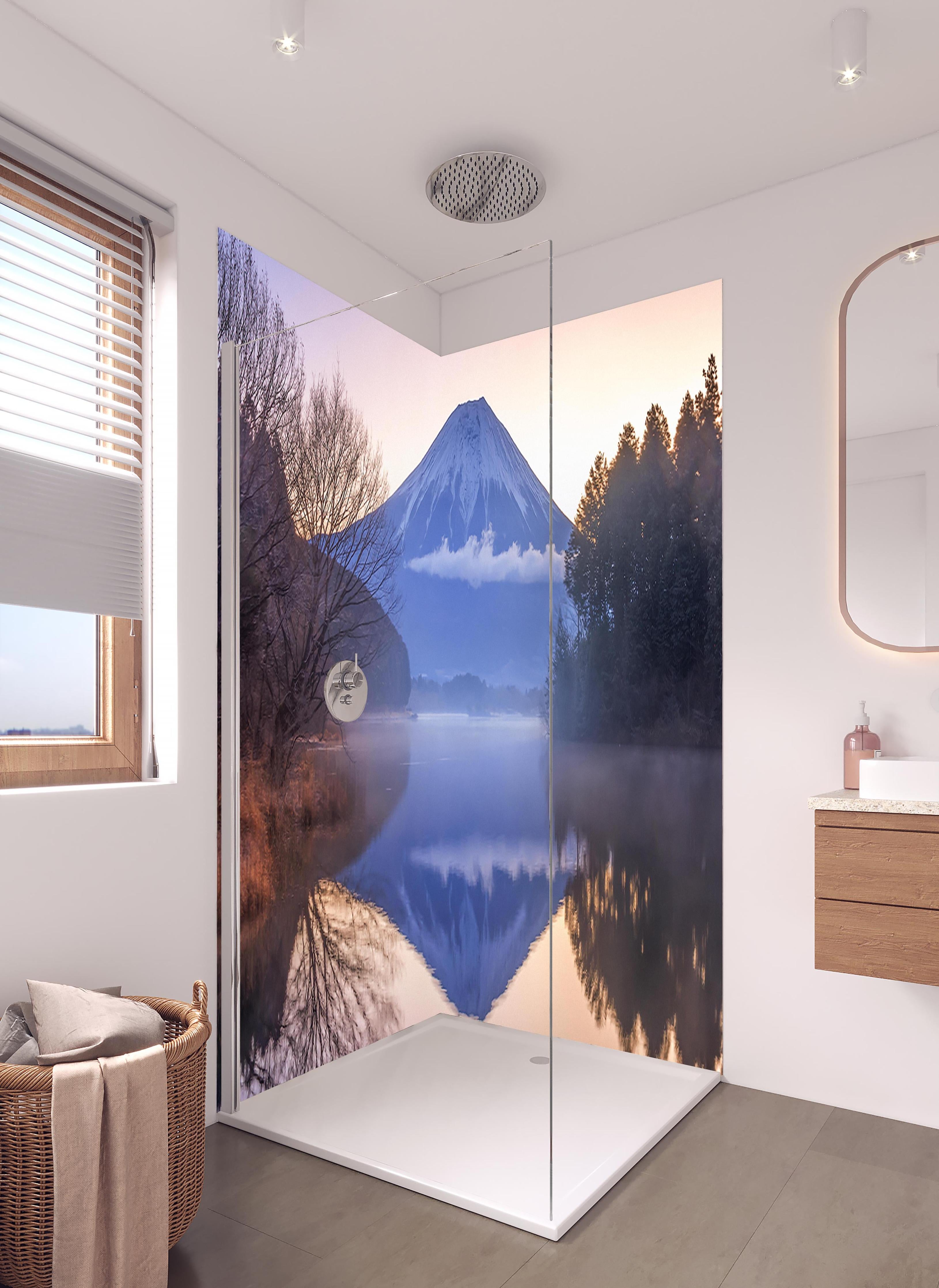 Duschrückwand - Verschneiter Mt. Fuji mit Spiegelung im See in hellem Badezimmer mit Regenduschkopf  - zweiteilige Eck-Duschrückwand