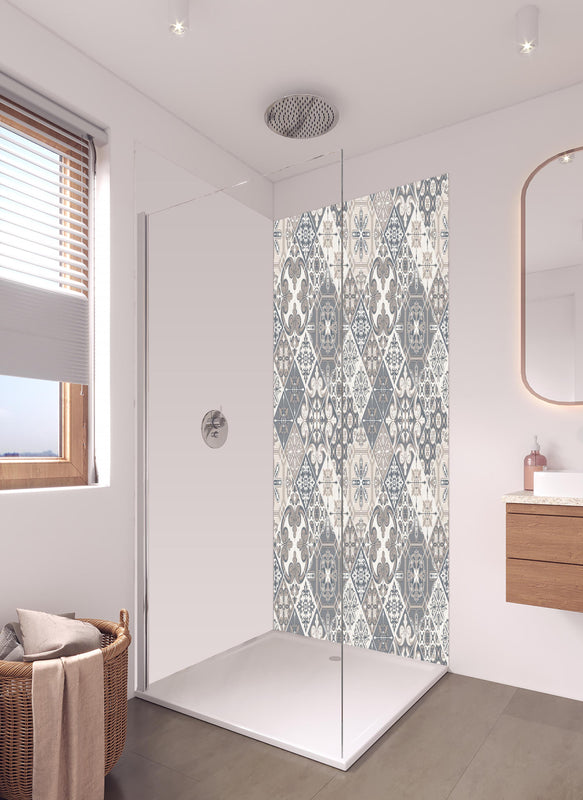 Duschrückwand - Vintage Fliesenmuster in Grau und Weiß in hellem Badezimmer mit Regenduschkopf  - zweiteilige Eck-Duschrückwand