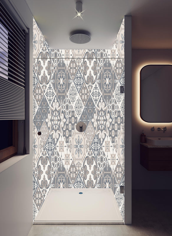 Duschrückwand - Vintage Fliesenmuster in Grau und Weiß in hellem Badezimmer mit Regenduschkopf  - zweiteilige Eck-Duschrückwand