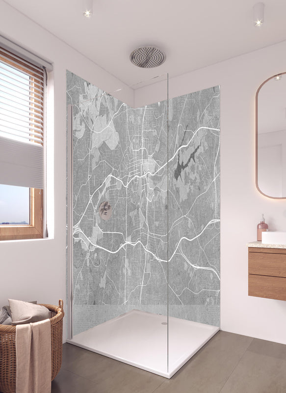 Duschrückwand - Vintage-Stadtplan Winston Salem in Grau in hellem Badezimmer mit Regenduschkopf  - zweiteilige Eck-Duschrückwand