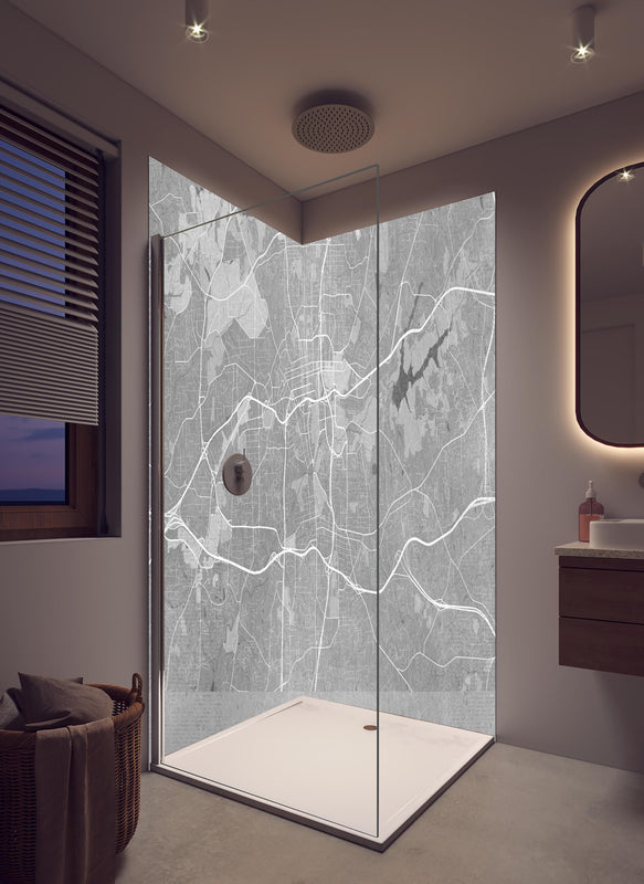 Duschrückwand - Vintage-Stadtplan Winston Salem in Grau in hellem Badezimmer mit Regenduschkopf  - zweiteilige Eck-Duschrückwand
