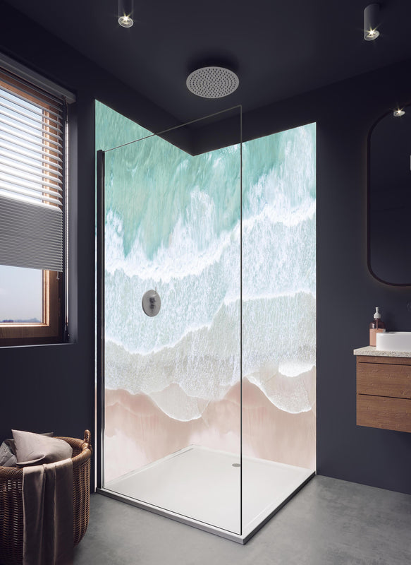 Duschrückwand - Vogelperspektive - Ozean an der Küste in hellem Badezimmer mit Regenduschkopf  - zweiteilige Eck-Duschrückwand