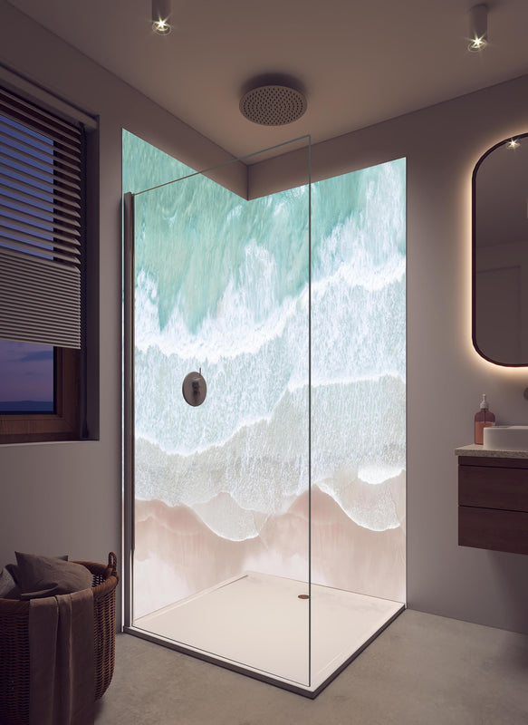 Duschrückwand - Vogelperspektive - Ozean an der Küste in hellem Badezimmer mit Regenduschkopf  - zweiteilige Eck-Duschrückwand