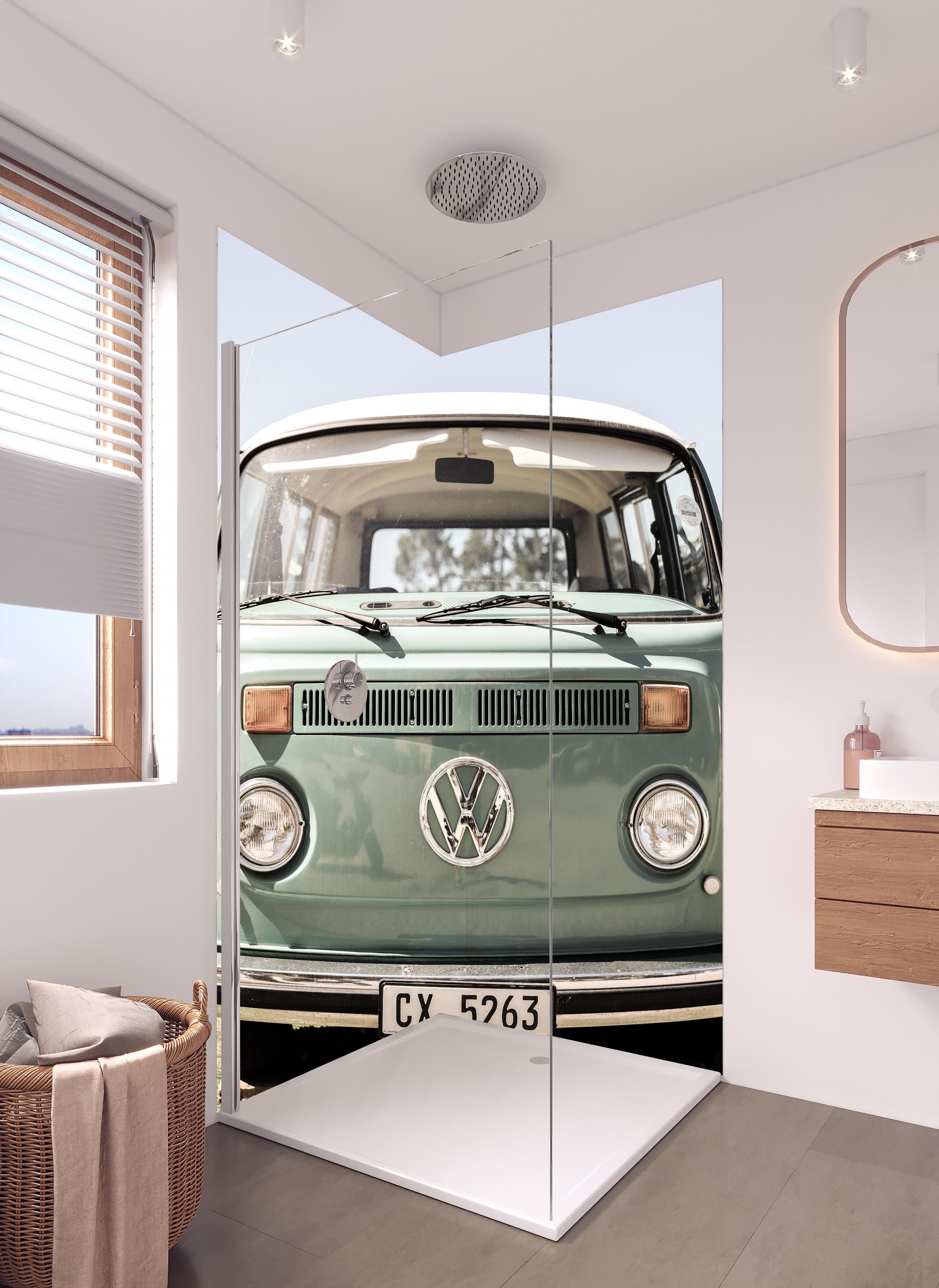 Duschrückwand - Vw Kombi in hellem Badezimmer mit Regenduschkopf  - zweiteilige Eck-Duschrückwand