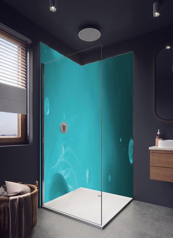 Duschrückwand - Wässriger Tauchgang in hellem Badezimmer mit Regenduschkopf  - zweiteilige Eck-Duschrückwand