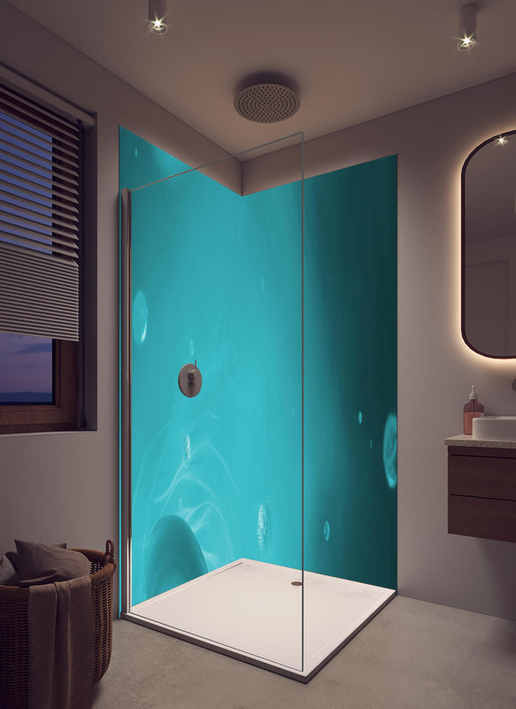 Duschrückwand - Wässriger Tauchgang in hellem Badezimmer mit Regenduschkopf  - zweiteilige Eck-Duschrückwand