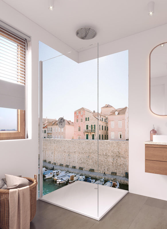 Duschrückwand - Walls of Dubrovnik || in hellem Badezimmer mit Regenduschkopf  - zweiteilige Eck-Duschrückwand
