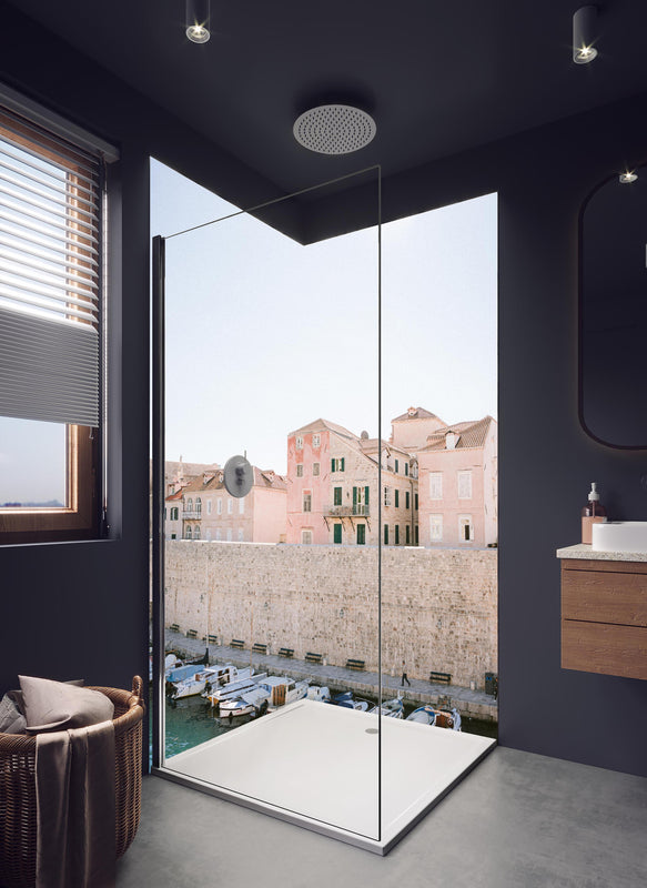 Duschrückwand - Walls of Dubrovnik || in hellem Badezimmer mit Regenduschkopf  - zweiteilige Eck-Duschrückwand