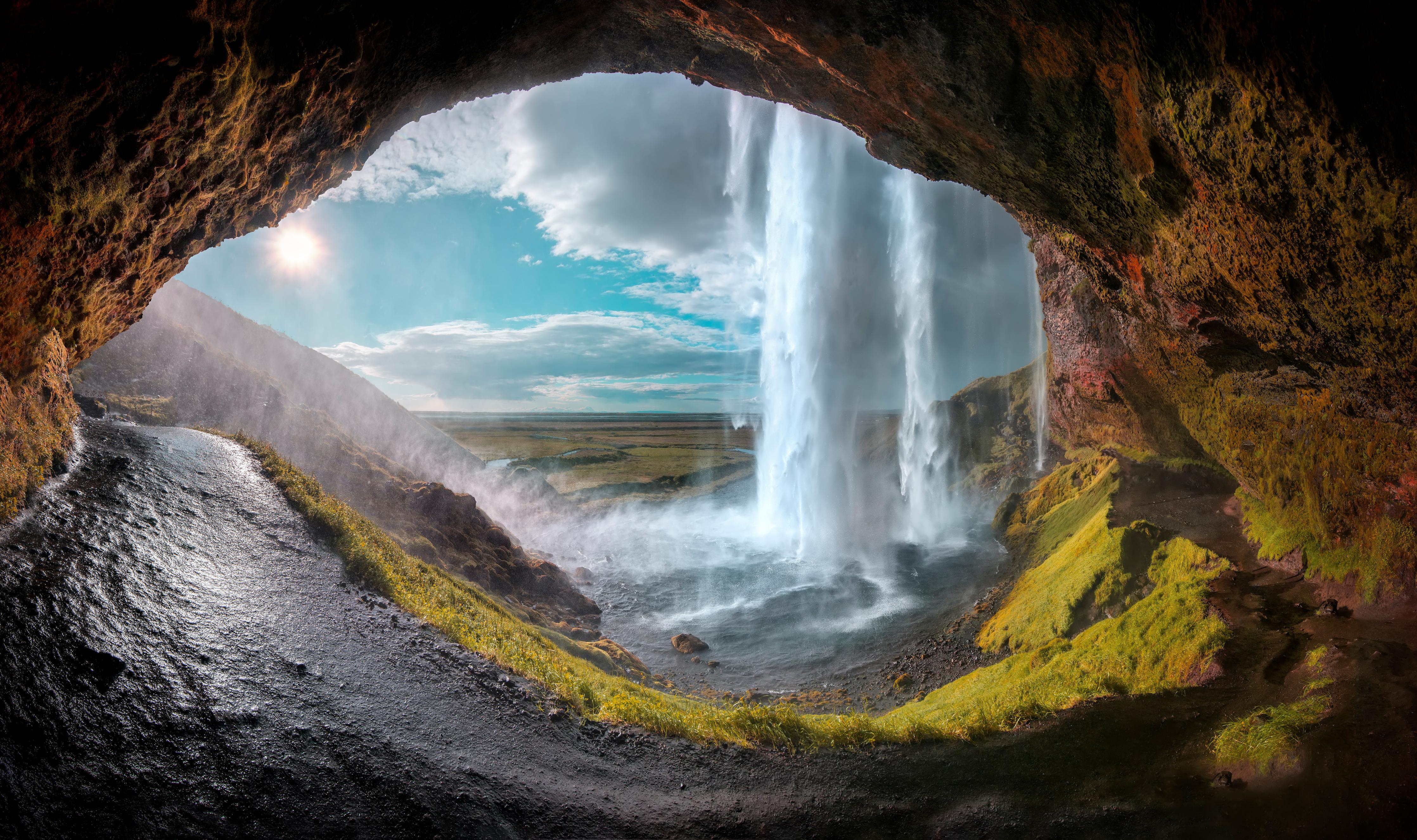 Duschrückwand-Wasserfall durch Bergtunnel