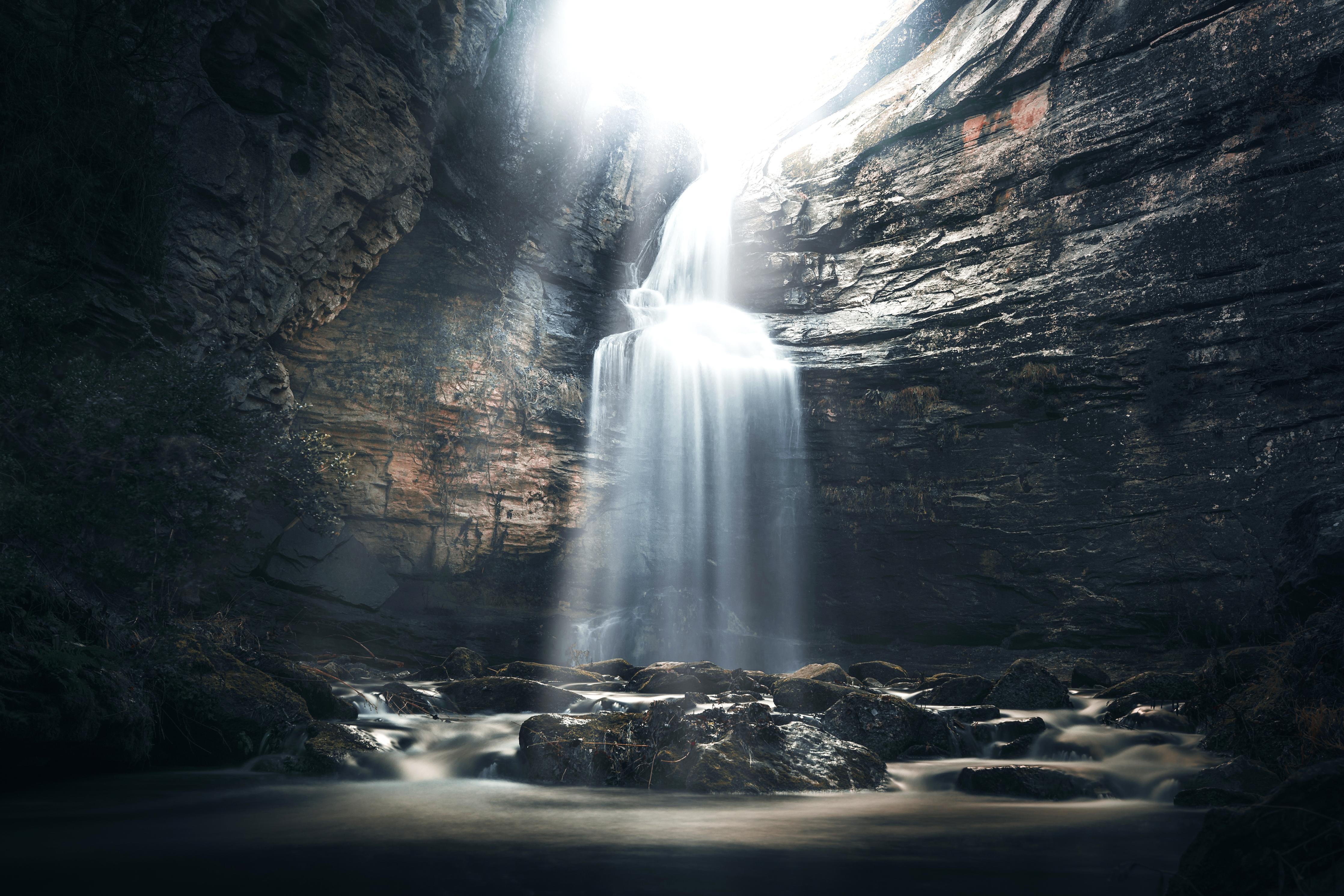 Duschrückwand-Wasserfall in geheimnisvoller Schlucht