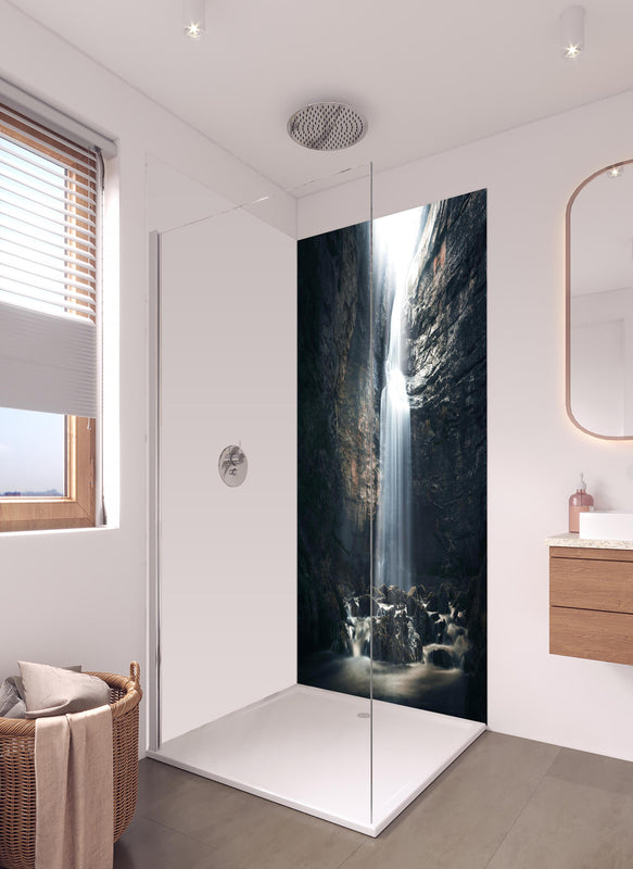 Duschrückwand - Wasserfall in geheimnisvoller Schlucht in hellem Badezimmer mit Regenduschkopf  - zweiteilige Eck-Duschrückwand