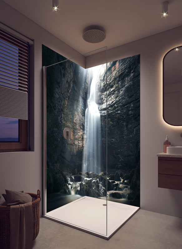 Duschrückwand - Wasserfall in geheimnisvoller Schlucht in hellem Badezimmer mit Regenduschkopf  - zweiteilige Eck-Duschrückwand