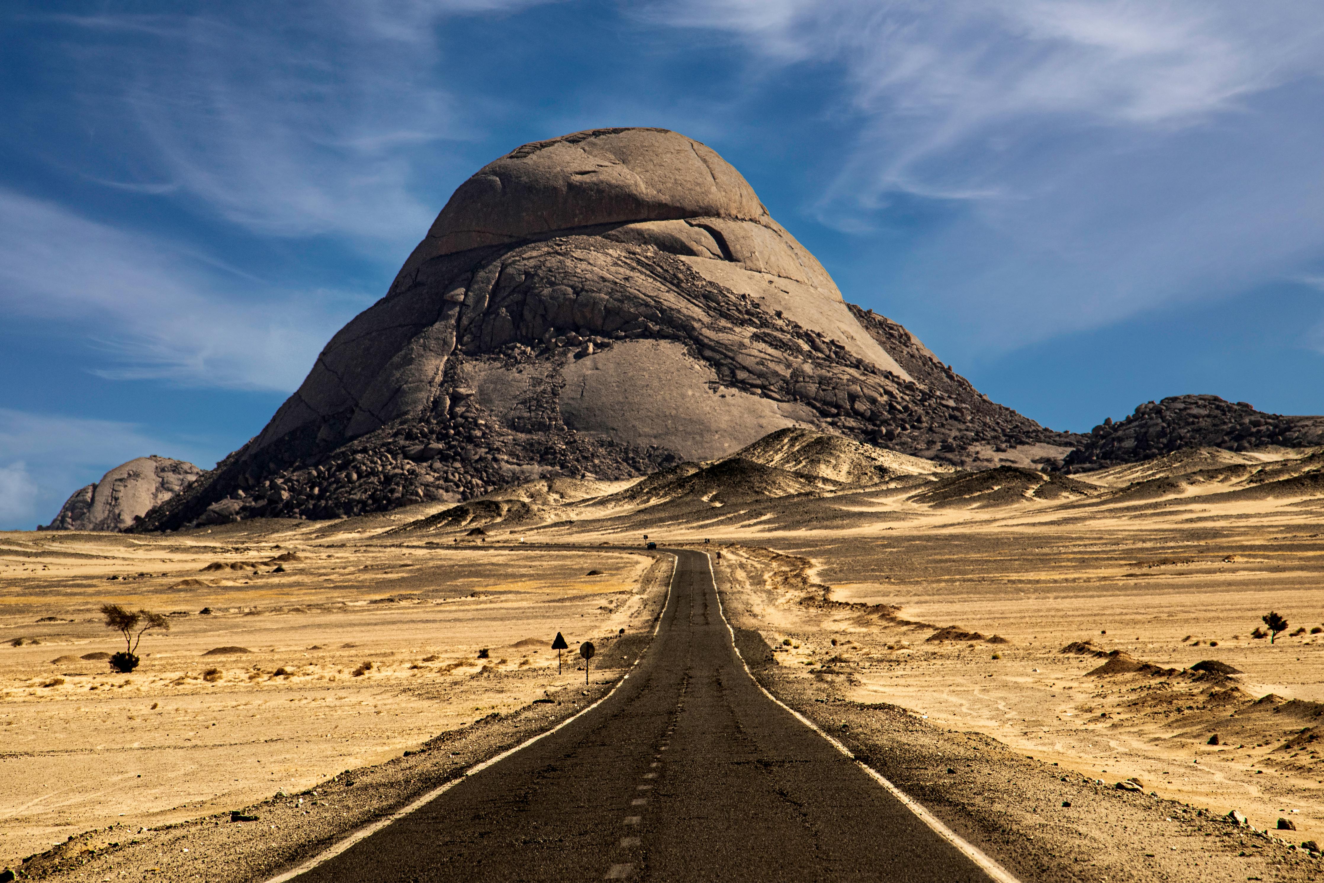 Duschrückwand-Weg durch Wüstenlandschaft zum Berg