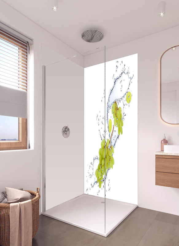 Duschrückwand - Weintraube im Wasserspritzer in hellem Badezimmer mit Regenduschkopf  - zweiteilige Eck-Duschrückwand