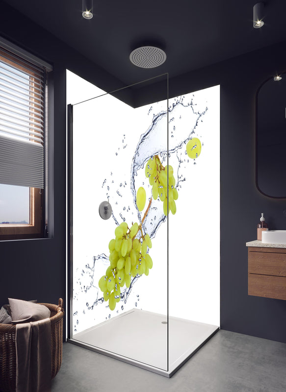 Duschrückwand - Weintraube im Wasserspritzer in hellem Badezimmer mit Regenduschkopf  - zweiteilige Eck-Duschrückwand
