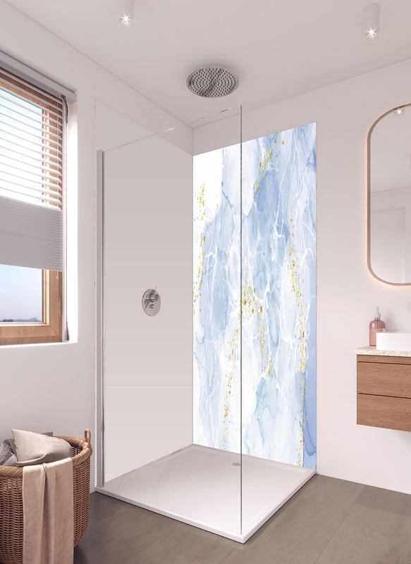 Duschrückwand - Weiß-Gold Marmoroptik Handgemalt Elegant in hellem Badezimmer mit Regenduschkopf  - zweiteilige Eck-Duschrückwand