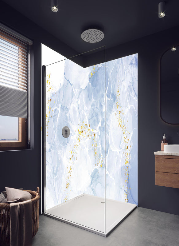 Duschrückwand - Weiß-Gold Marmoroptik Handgemalt Elegant in hellem Badezimmer mit Regenduschkopf  - zweiteilige Eck-Duschrückwand