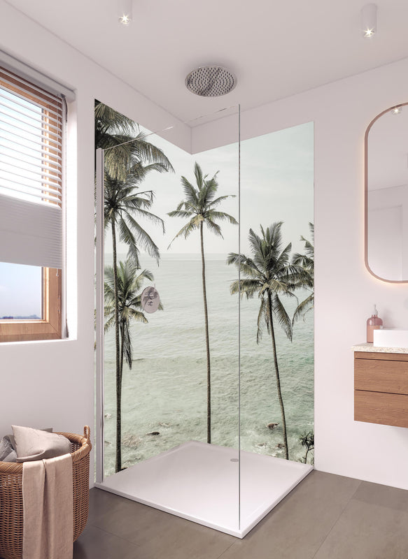 Duschrückwand - Weiße Sandstrände mit grünen Palmen in hellem Badezimmer mit Regenduschkopf  - zweiteilige Eck-Duschrückwand